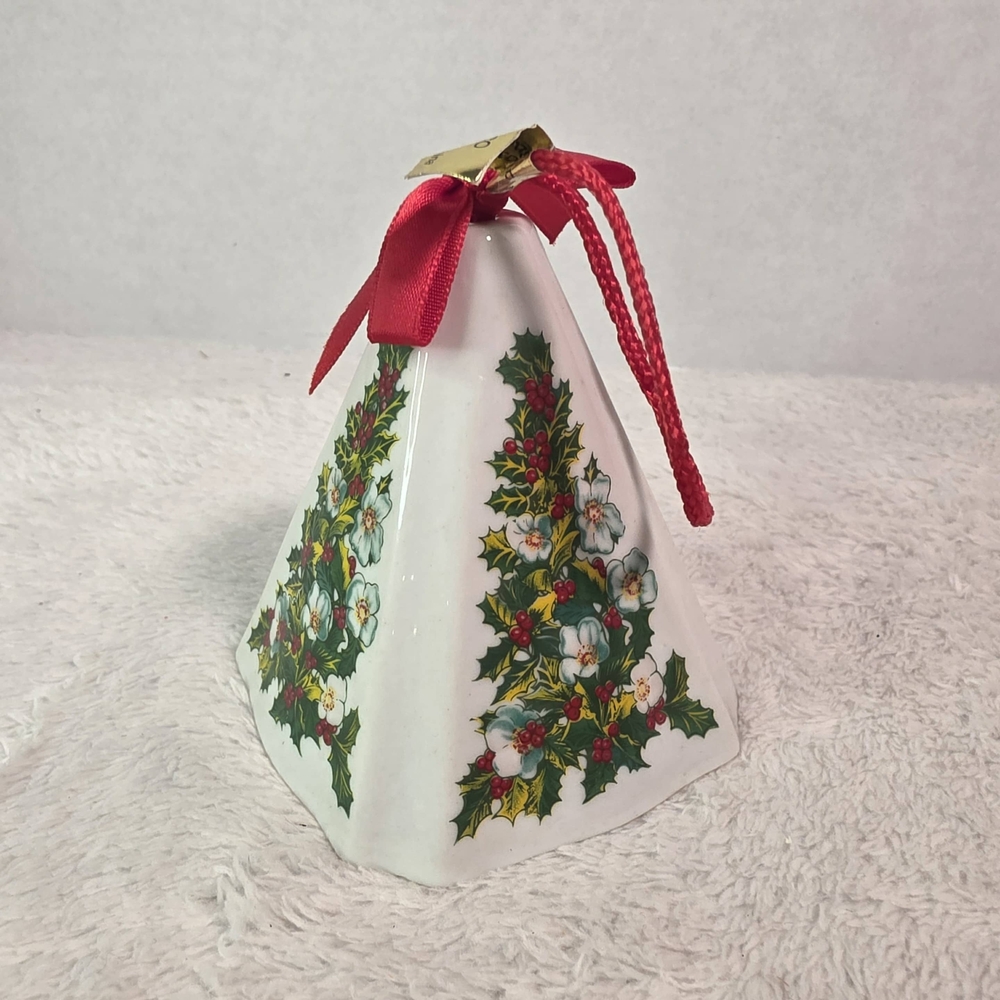 Jasco Festive Fine Porcelain Bay Berry Scented Hanging‎ Ornament 1980